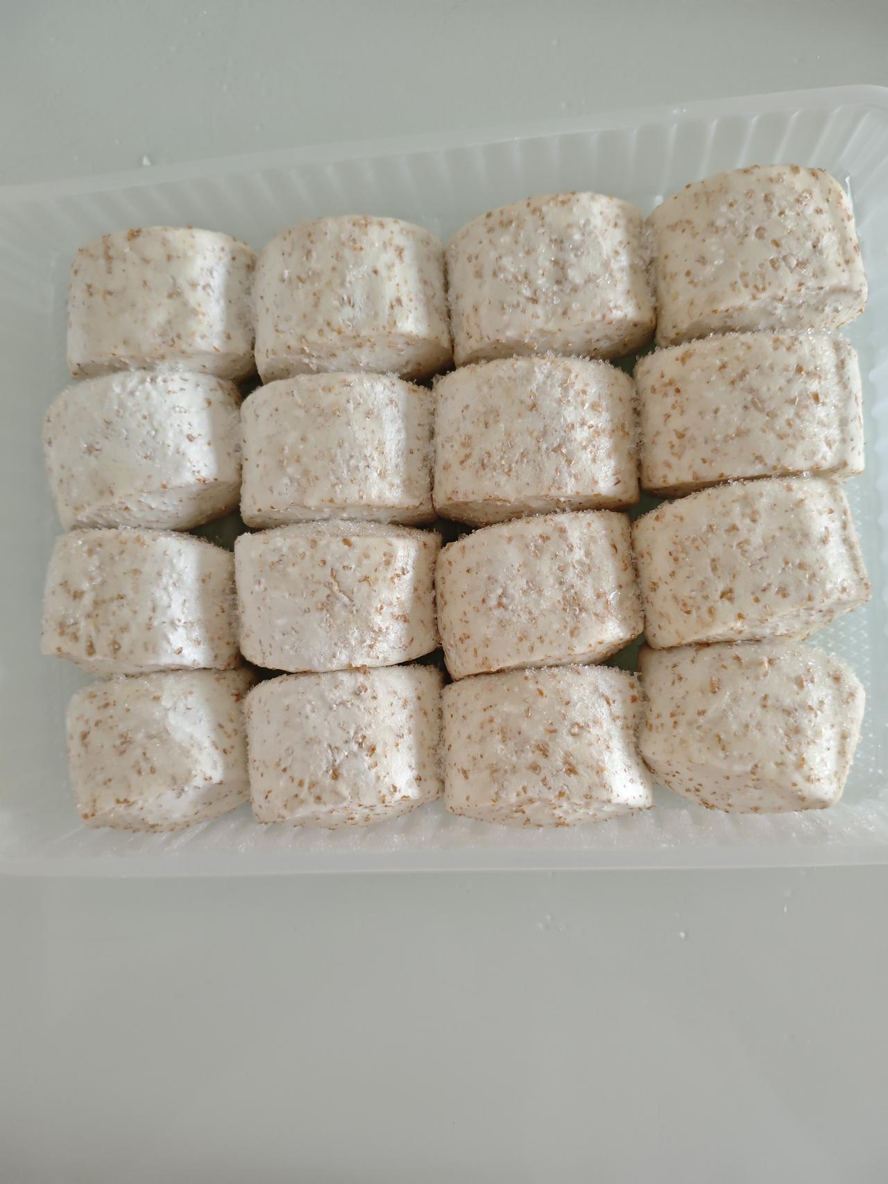 今日美食记录我儿媳妇买的全麦馒头，个头小，味道有点甜味，当早餐好，不用解冻蒸几分