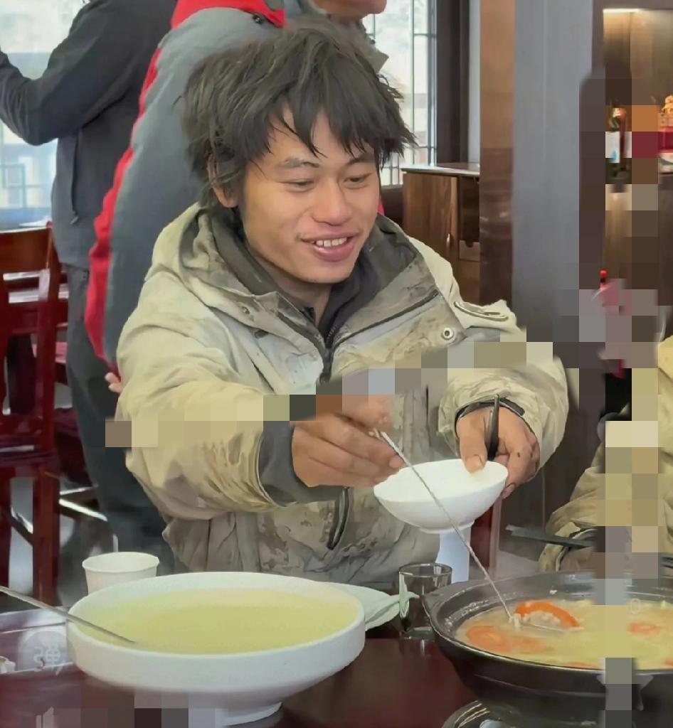 哈哈，这个荒野求生节目确实很有意思！

14个人在冰天雪地里待了这么久，终于能下