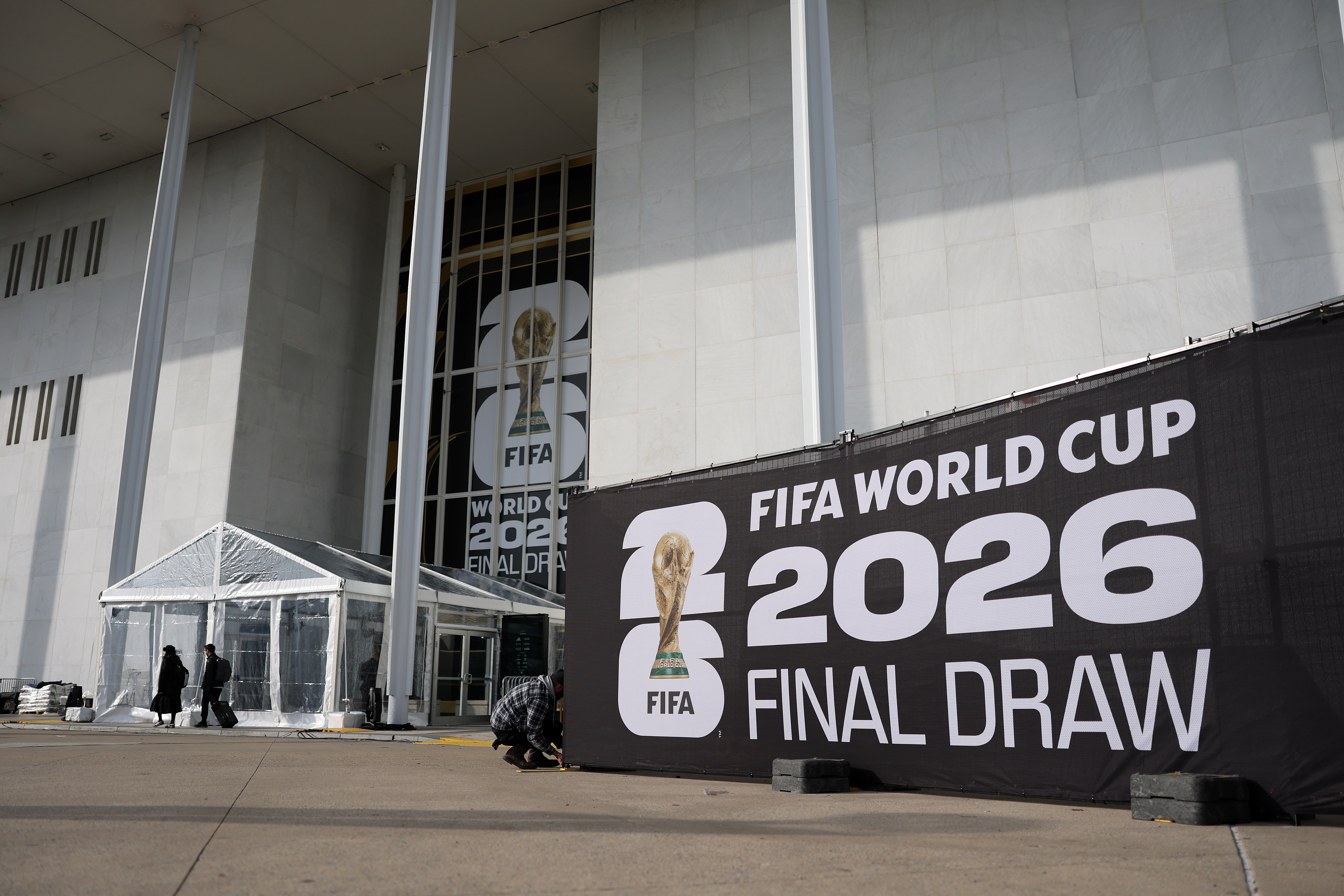 国际足联的钱袋子又要鼓一圈。2026世界杯预计带来创纪录的130亿美元收入，比上