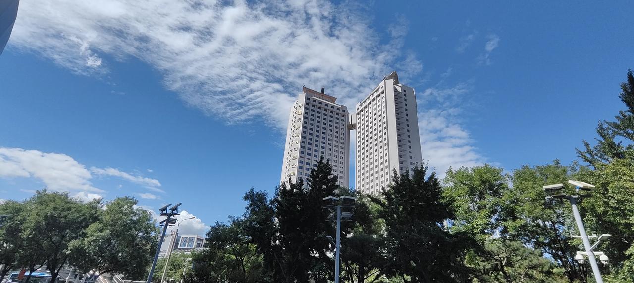 北京立秋后湛蓝的天空 。
