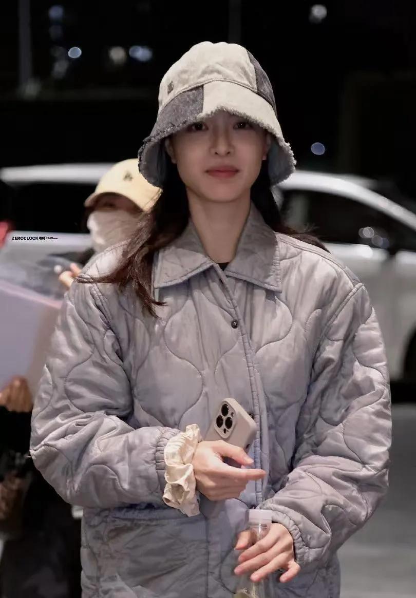 钟楚曦这才是冬日懒人穿搭天花板✨
 
菱格棉服+束脚运动裤+拼色渔夫帽，保暖又随