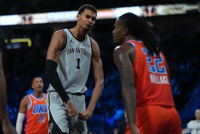 马刺击败雷霆：以近乎鲁莽的勇猛，以超越常规的文班亚马。雷霆本季第二败，第一次完整