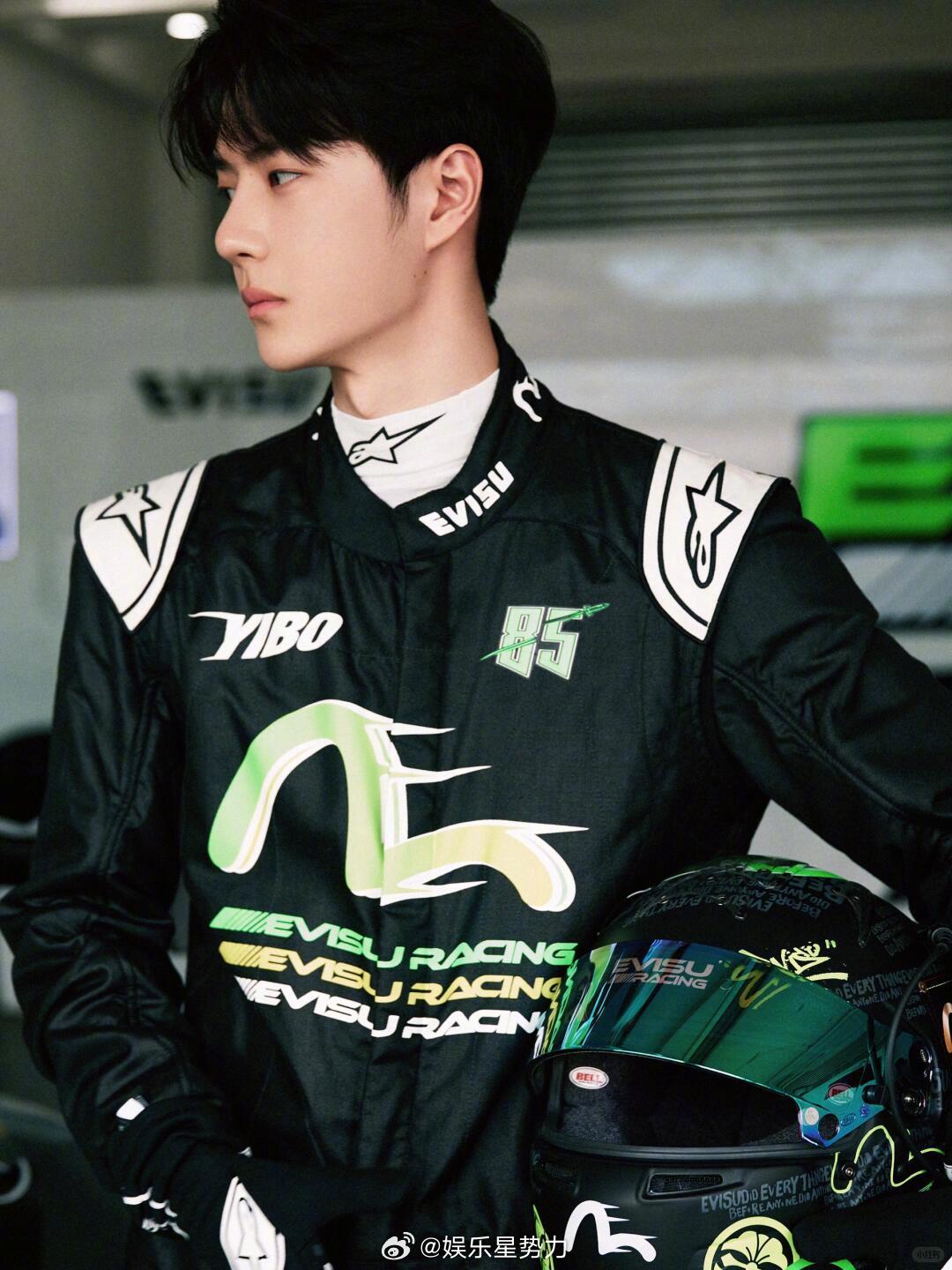 王一博出发上海参加赛前测试王一博新的赛车比赛要来了 85 号赛车手王一博出发上海