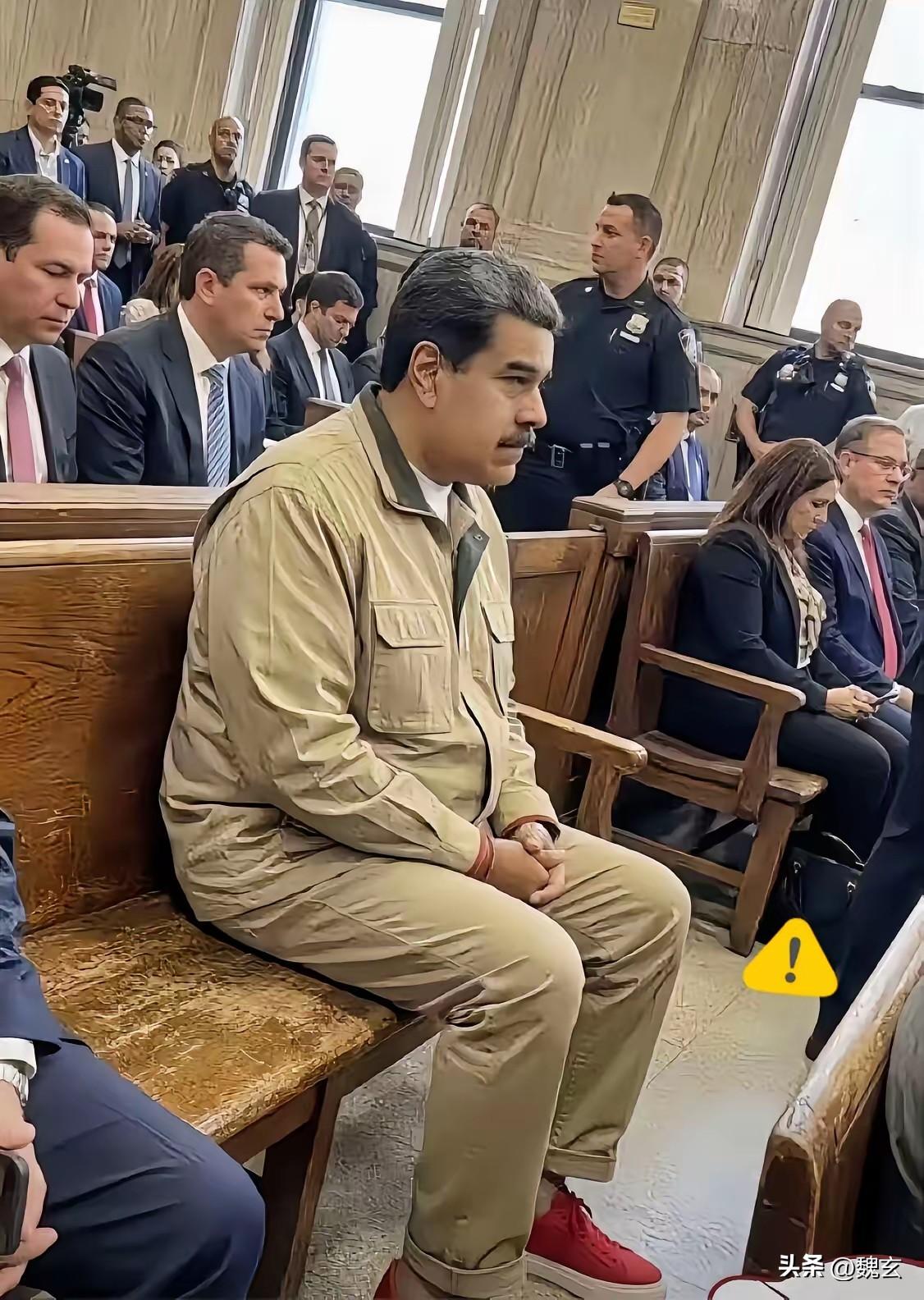 这是在美国法庭上受审的马杜罗。
瞧，衣着干净整齐，小背头梳的一丝不苟，小日子过得