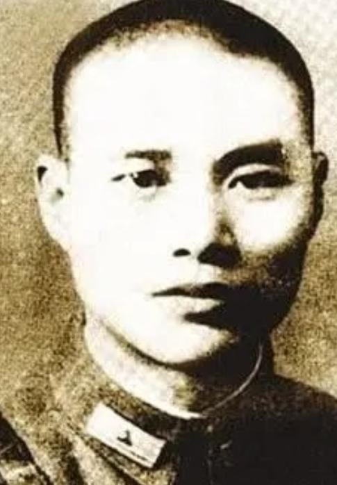 1939年10月的上海，这座繁华都市的灯光下隐藏着无数的暗流涌动。在这个战火纷飞