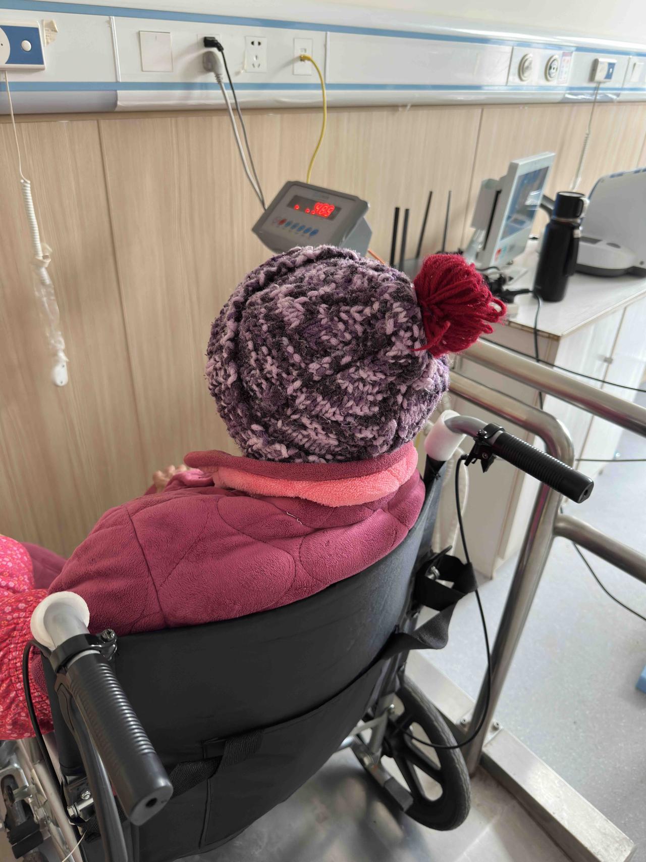 母亲撞伤后的第五天。

早晨，大妹去服侍母亲，给我发来信息：“吃完粥让妈坐屎桶拉