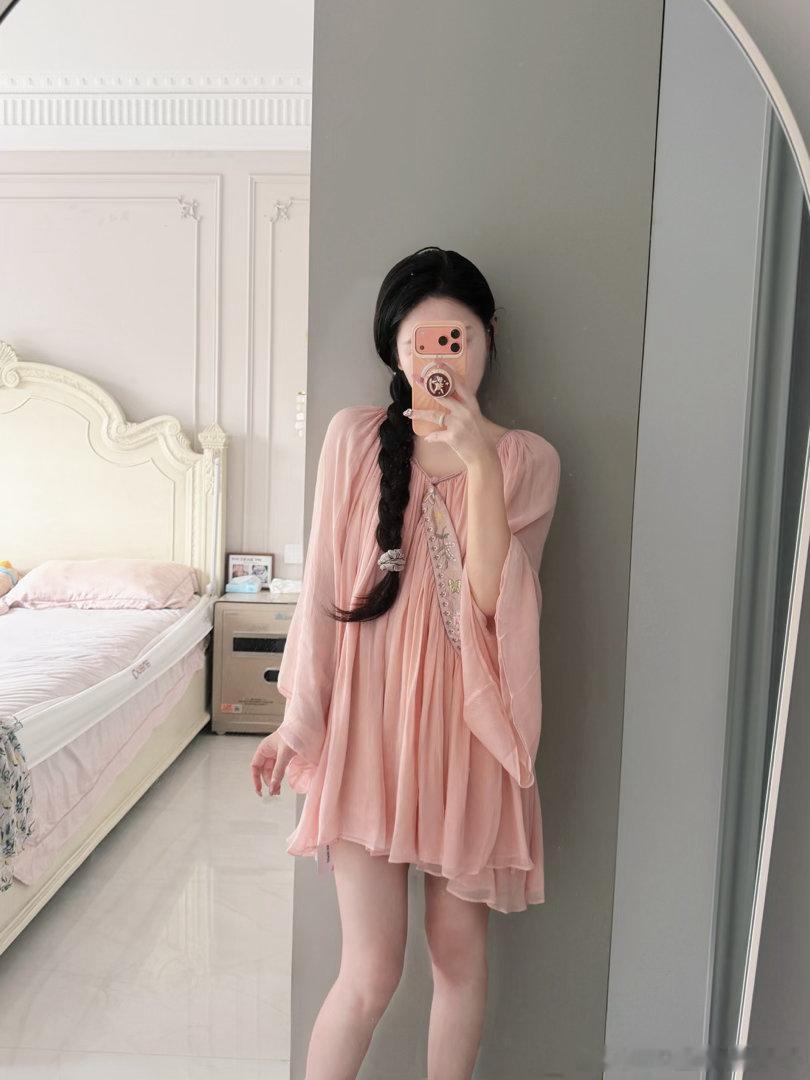 穿着比挂起来好看的一件～Girlsgocrazy[超话] ​​​