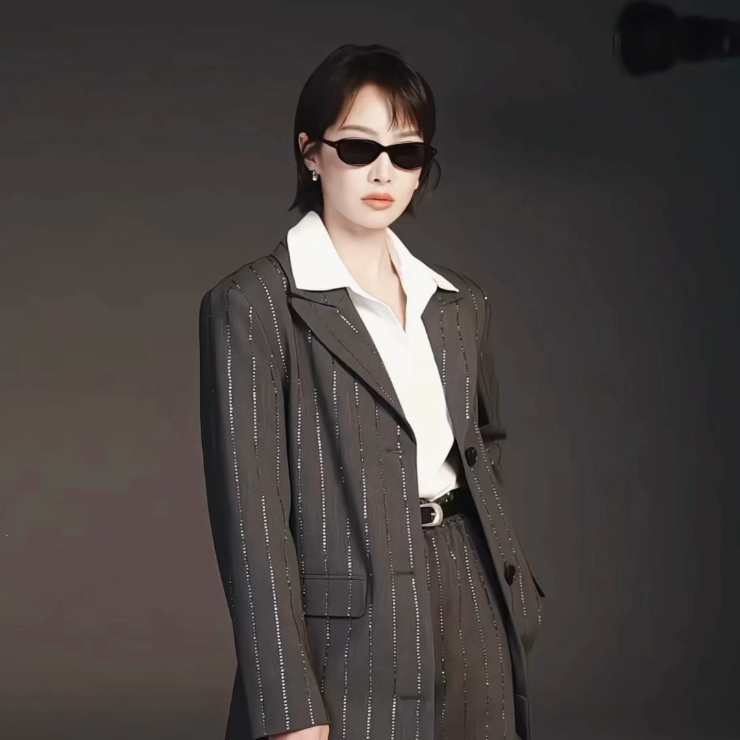 宋茜 眼镜一戴，气场全开😎和一起解锁清晰视界，时尚质感双双拿捏~ 