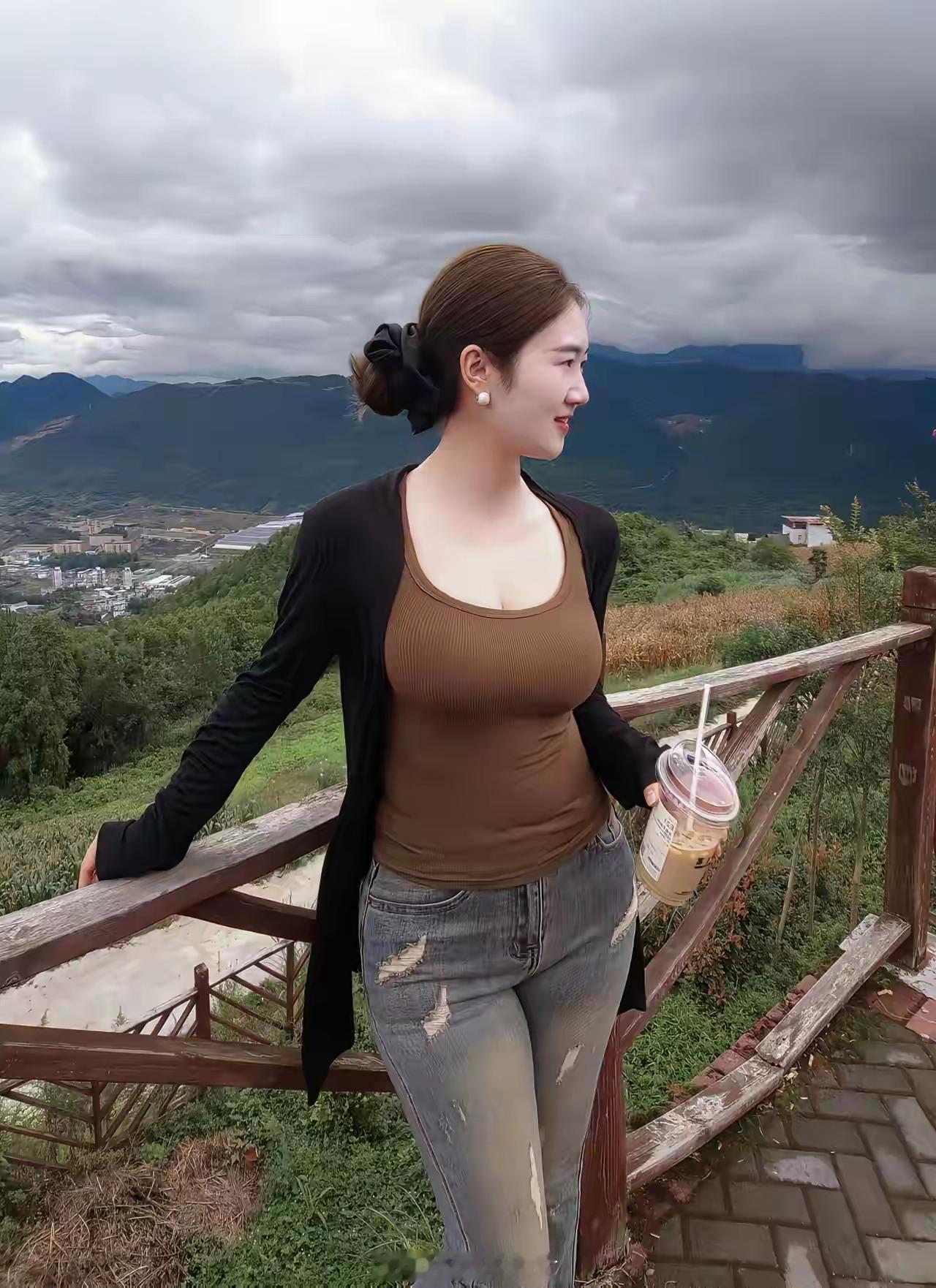 同事爬山喝奶茶，我说等下找不到厕所，你就知道什么是尴尬了！