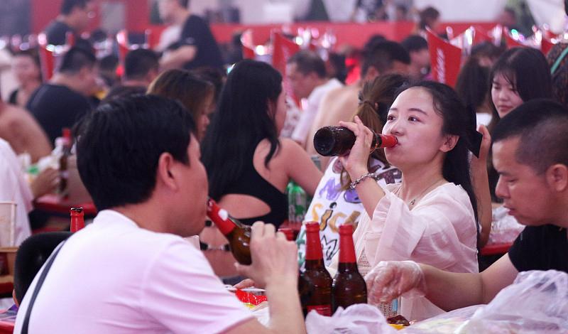 东北人为什么酒量那么高？尤其是女性。

前几天和邻居两口子一起吃饭。我家是我开车