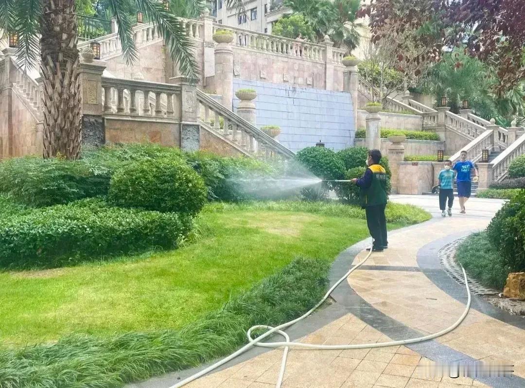 请问：“金科”物业年收入，是？
答案：65亿元

请问：“世贸”物业年收入，是？