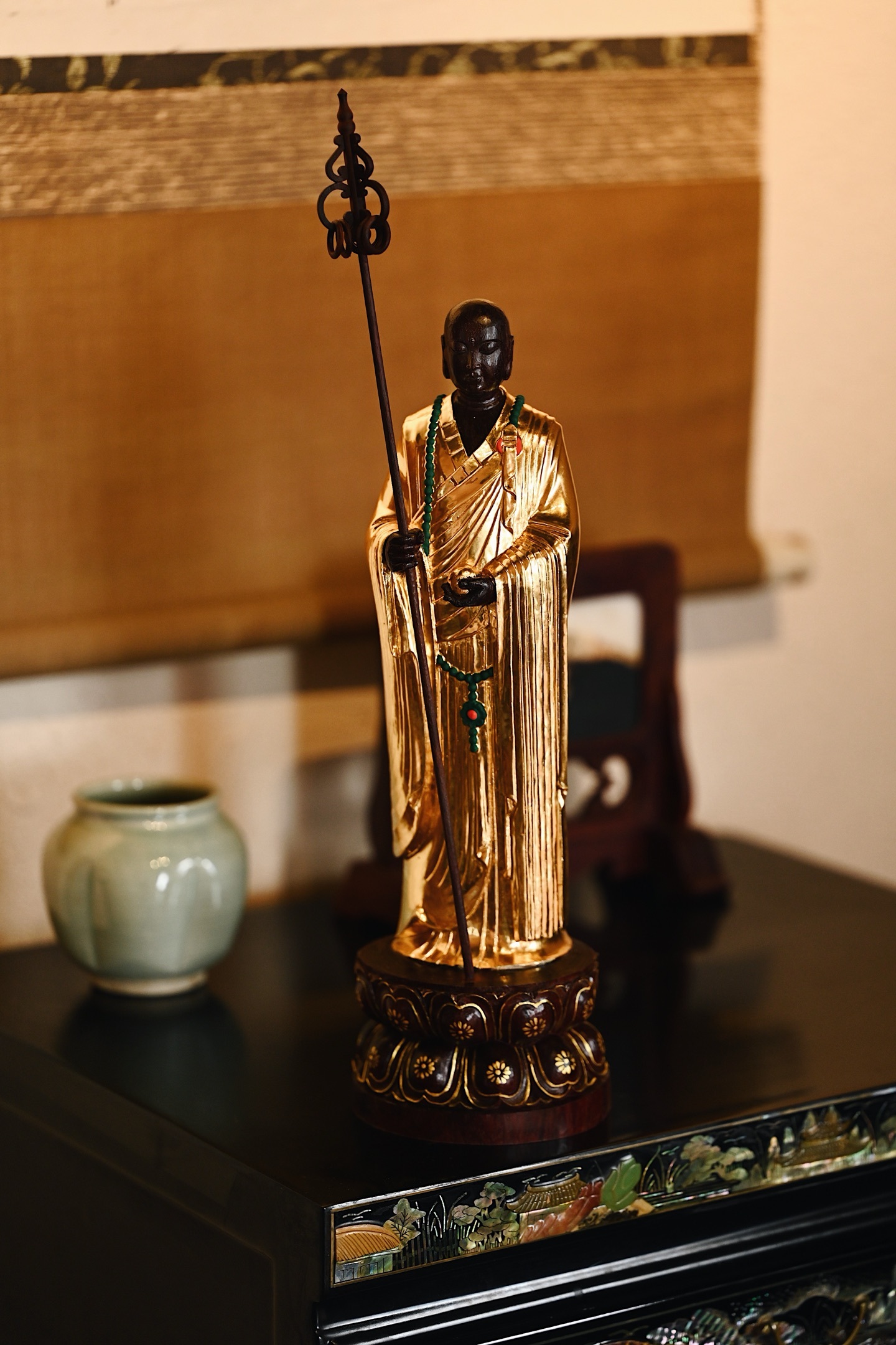 小叶紫檀x鎏金 | 地藏王菩萨法相慈祥庄严，面容宁静智慧，身着袈裟，宝衣贴体，左