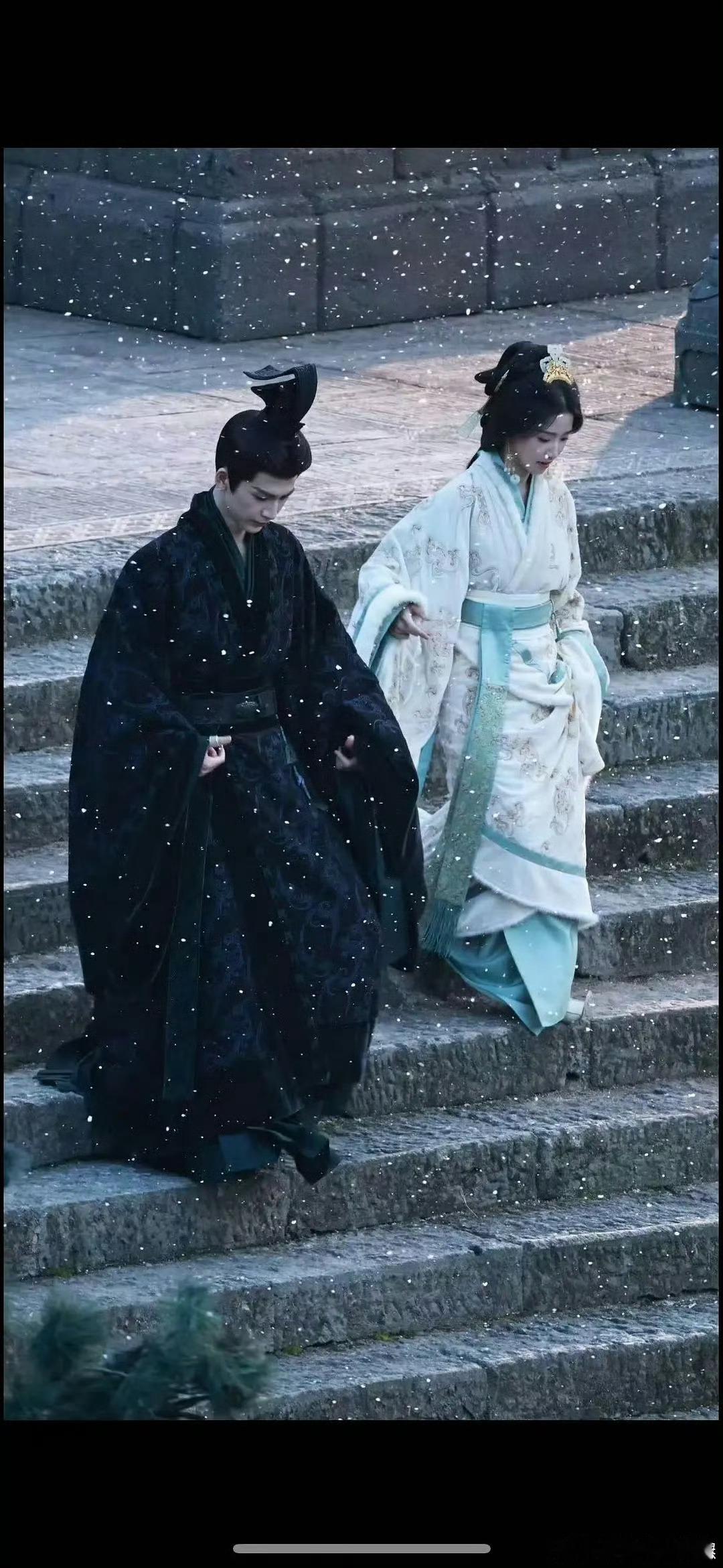 卢昱晓、张凌赫同框路透 ​​​