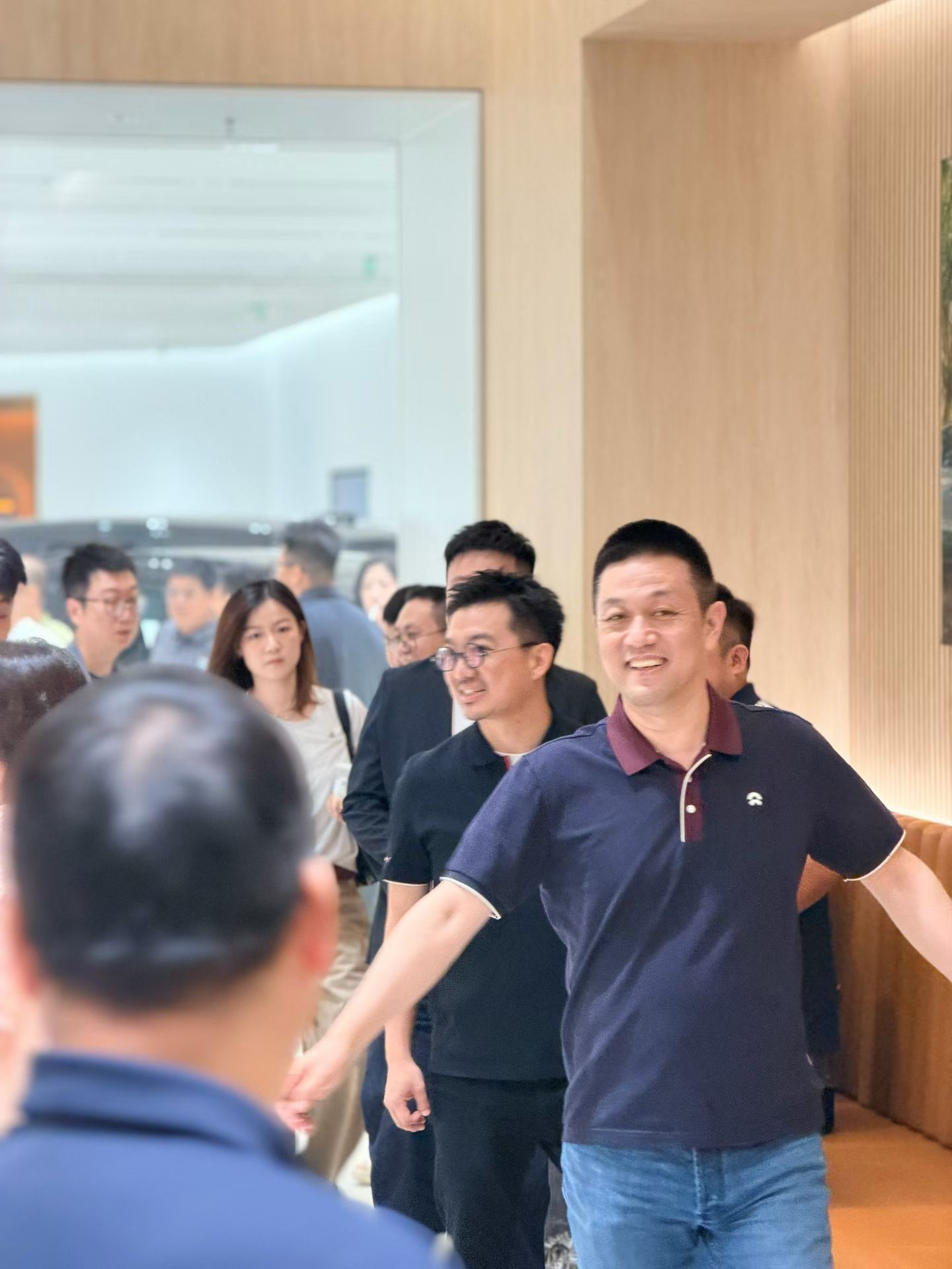 斌哥面对面第一个项目：排队合影