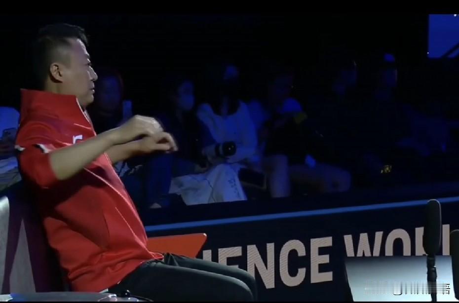 马琳今天这班上的轻松啊。
刚刚的比赛中，孙颖莎3-0尼娜·米特兰姆，比分：11-