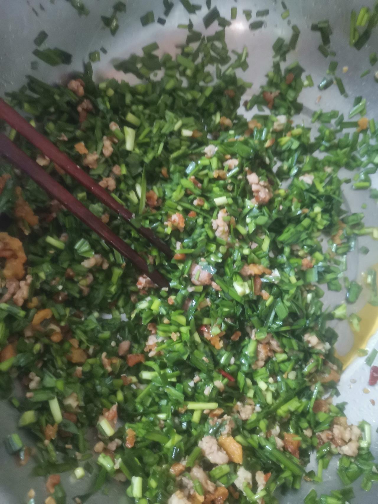 今天上午十点去我妈家，刚走进门就闻到韭菜的香味，走到客厅，我妈果然在包韭菜瘦肉馅