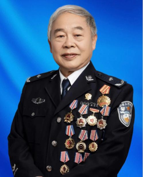 1998年，河南郏县的张黎强买了辆桑塔纳，然而车子才开进家门，他却惊讶地发现，这