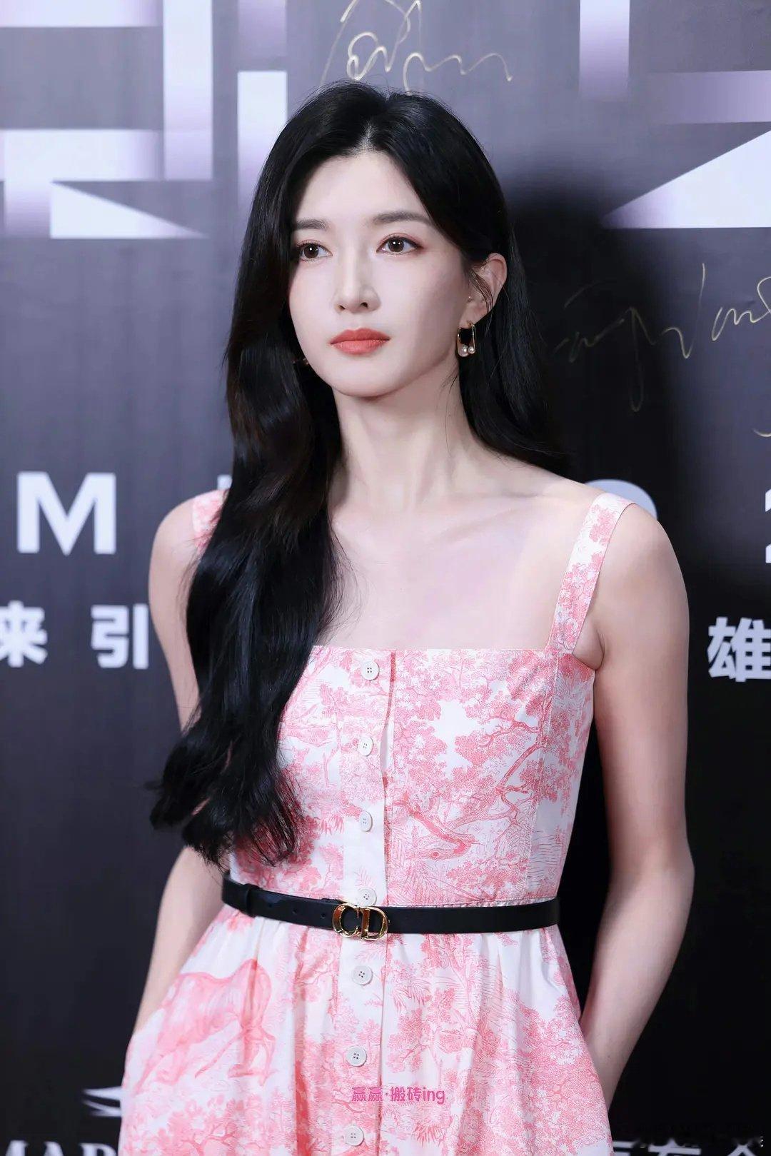 为什么江疏影长的这么显老？五官都没硬伤啊 ​​​