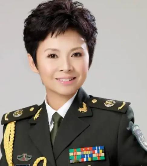 1980年，18岁的董文华婉拒了一位男士的表白，对方一句“我可以等你5年”，她并