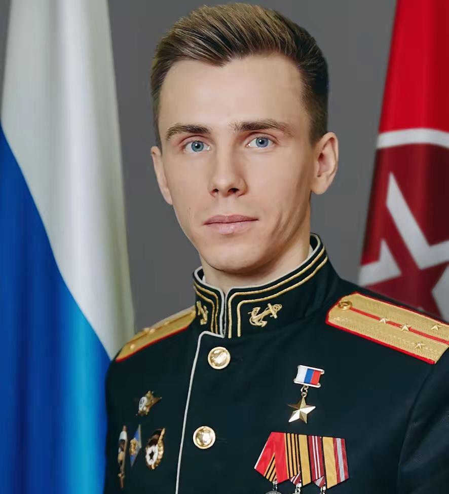 【统俄党重用参战人员】
没错，就是他！呼号弓弦、全网知名的红书包指挥官戈洛文，如