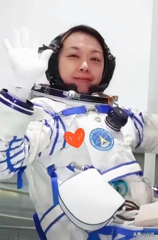 昨天晚上看了黎家盈出征的直播，我好奇地问老公：“这姑娘怎么笑得这么好看？”他看了