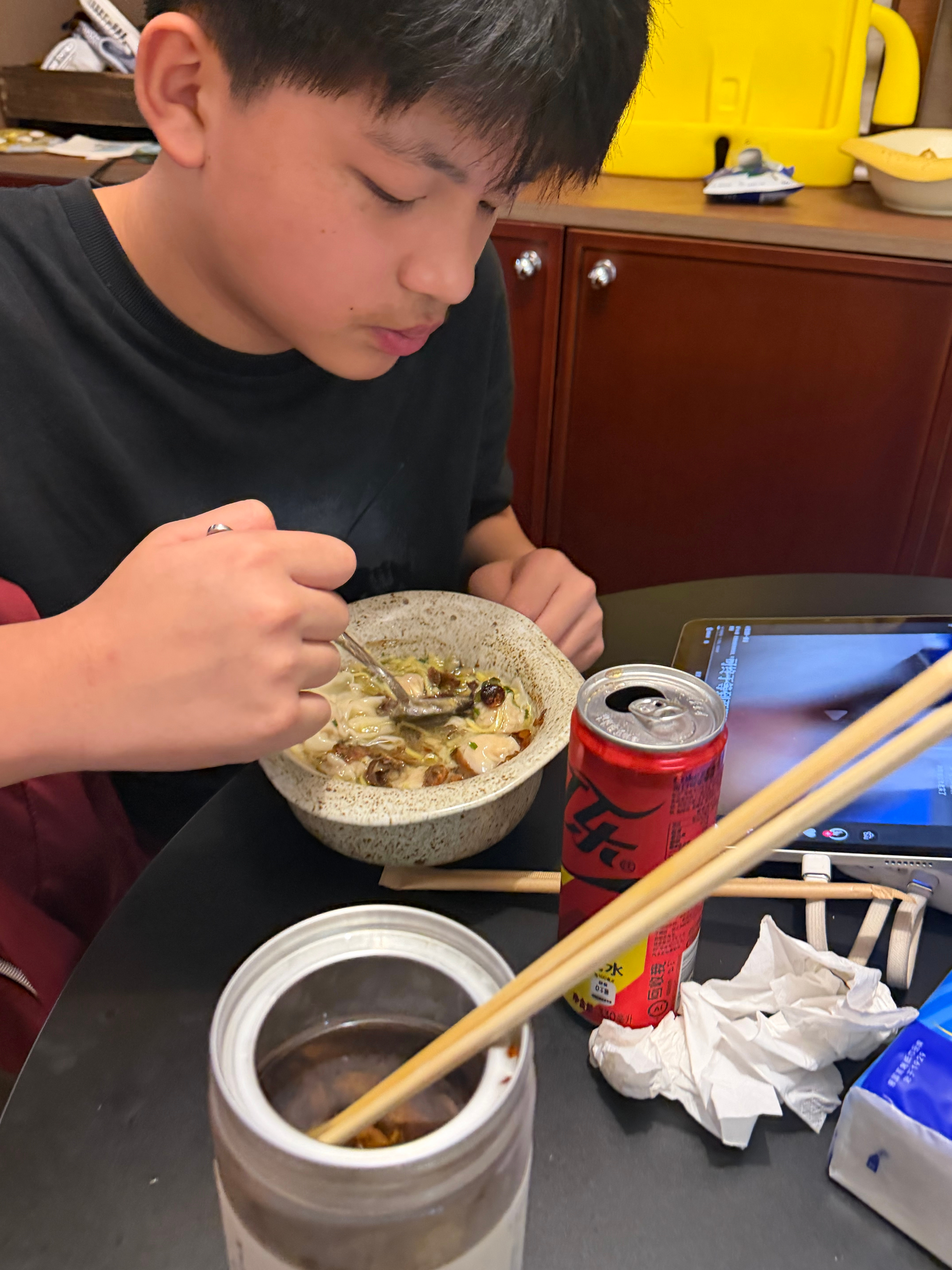 佩姐开的牛肝菌，已经不止是下粉好吃了。煮混沌把油滴进去。混沌都升华了，巨香