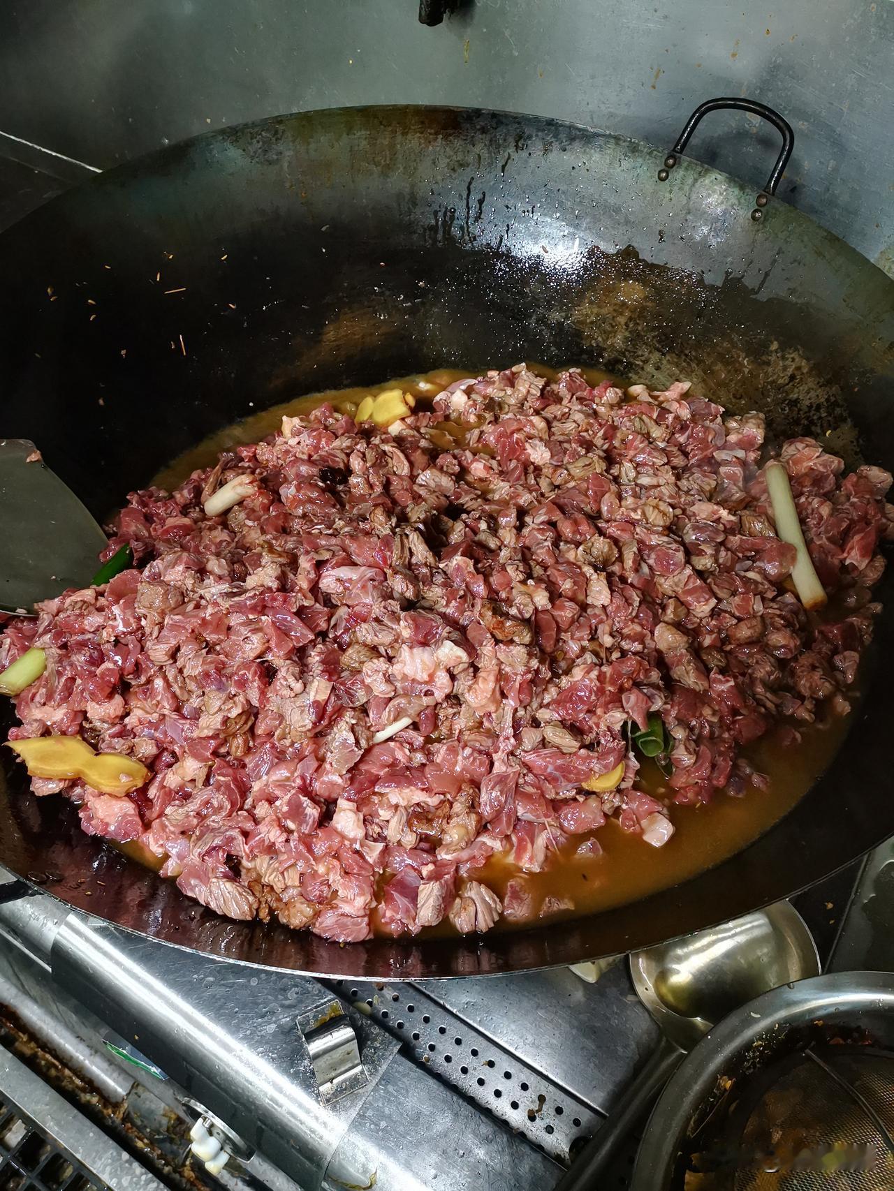 1739块钱的牛肉有多少？没多少！这是大灶的大师傅在炒制，炒好后加炖变牛肉卤汤，