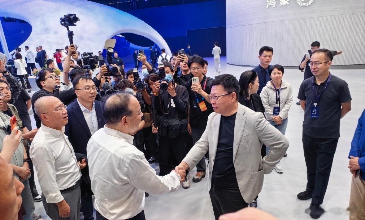 余承东逛展同时新机已卖断货 华为Pura X Max全渠道首销开启，各版本均已断