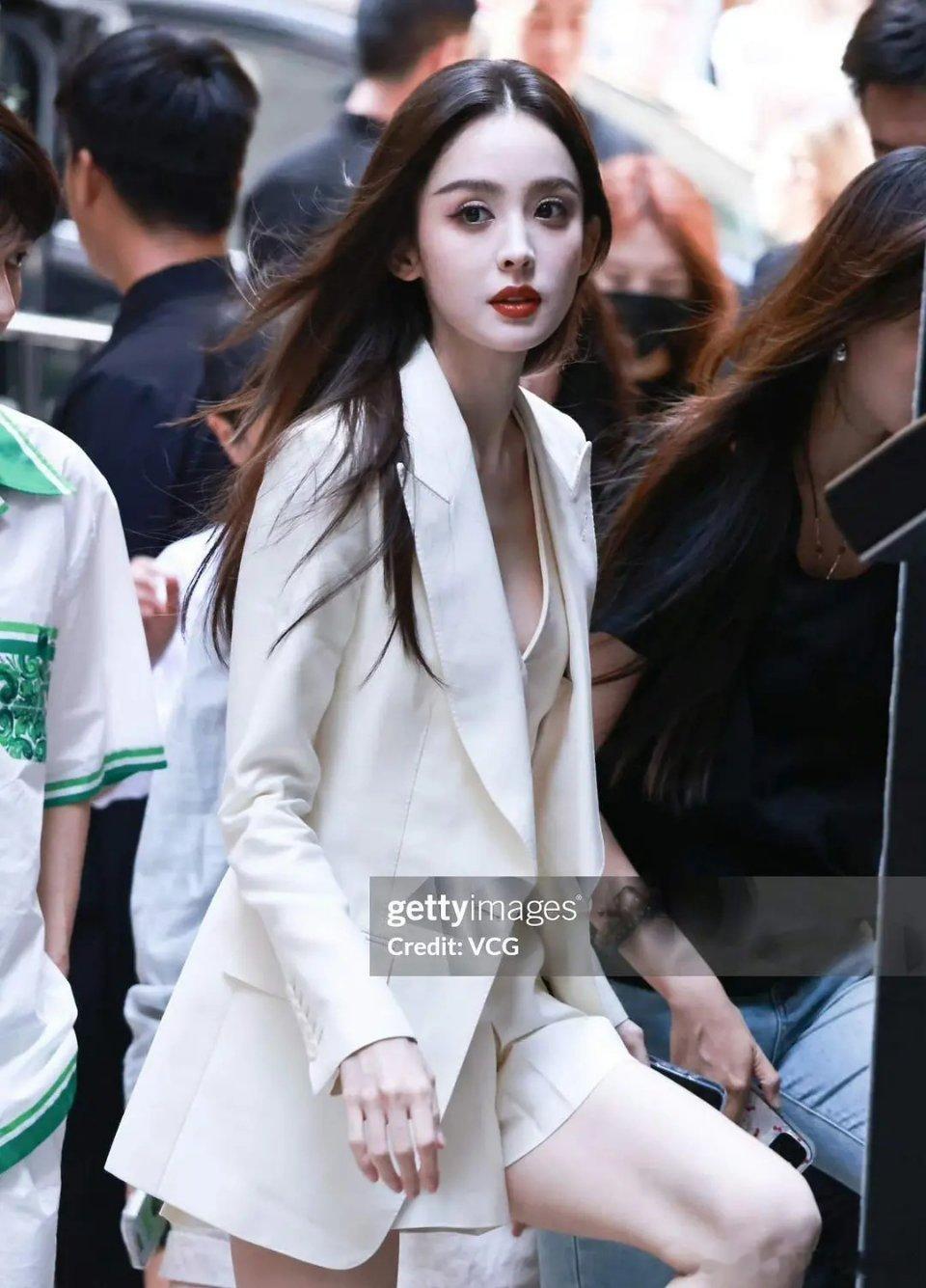 娜扎这肤色，我一夏天不露肉也达不到的程度，羡慕啊 ​​​