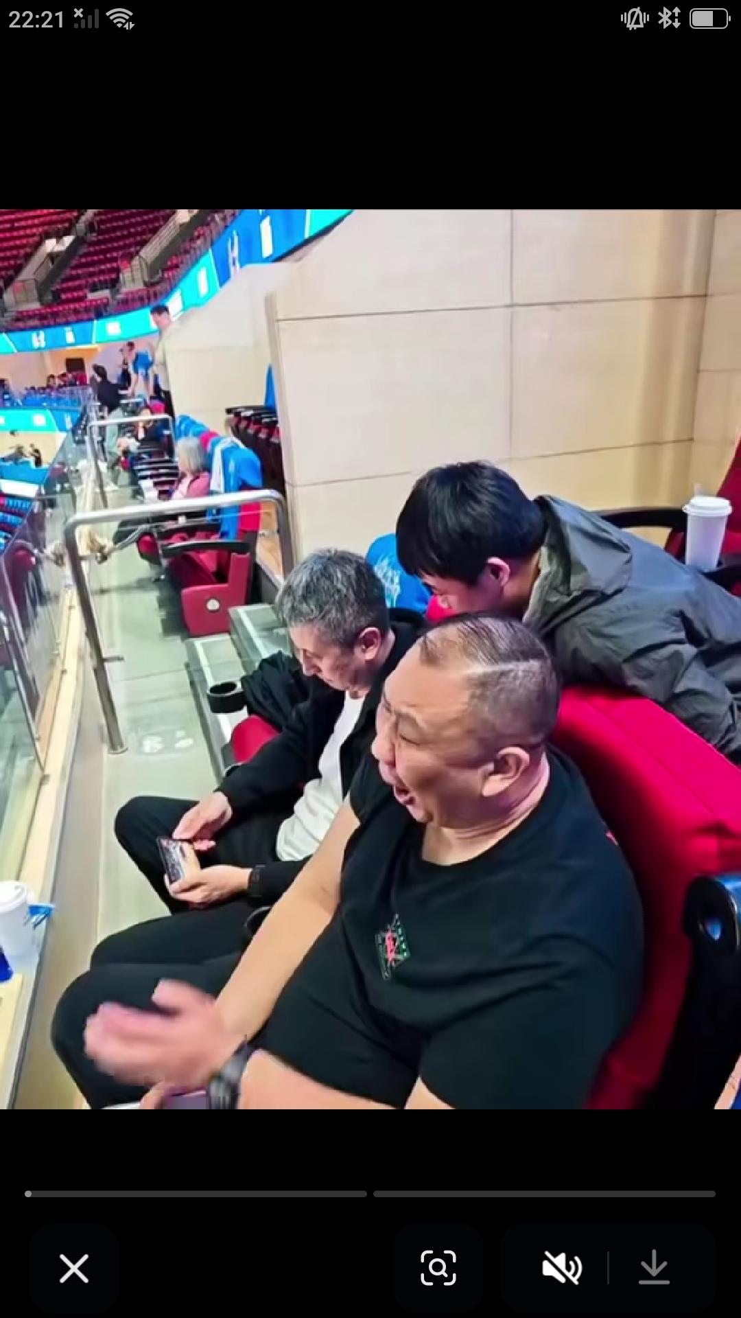 【作为中国男篮助教王涵与郭士强几乎形影不离，即使身体疲倦也要陪着郭导现场观战，真