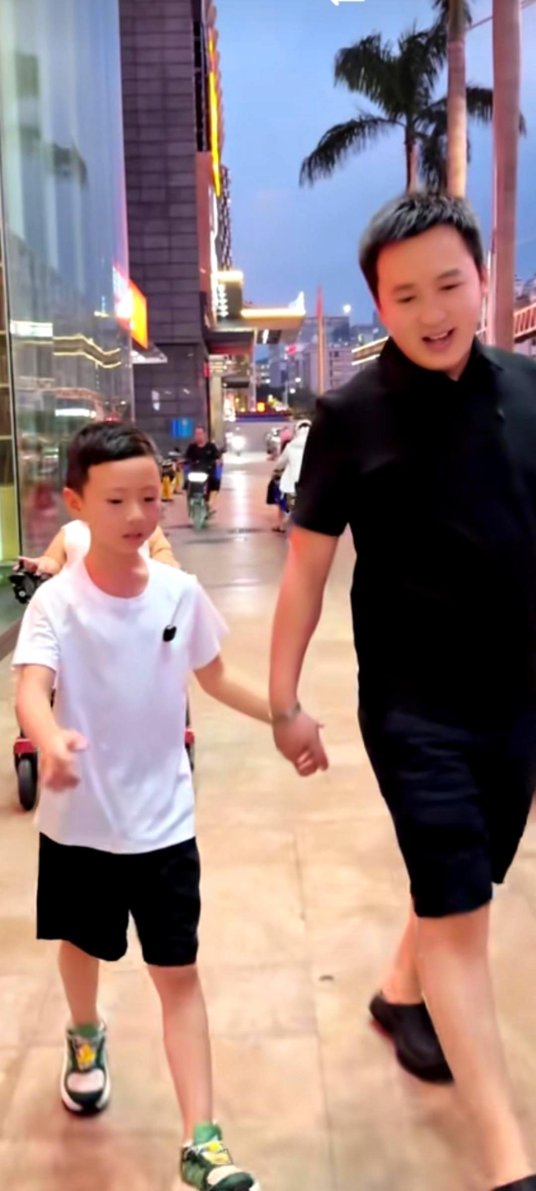 李喜梅跟亲妈、妹妹闹掰了！
就为她自己挣的钱——成家后想自己管，老妈非要攥着，