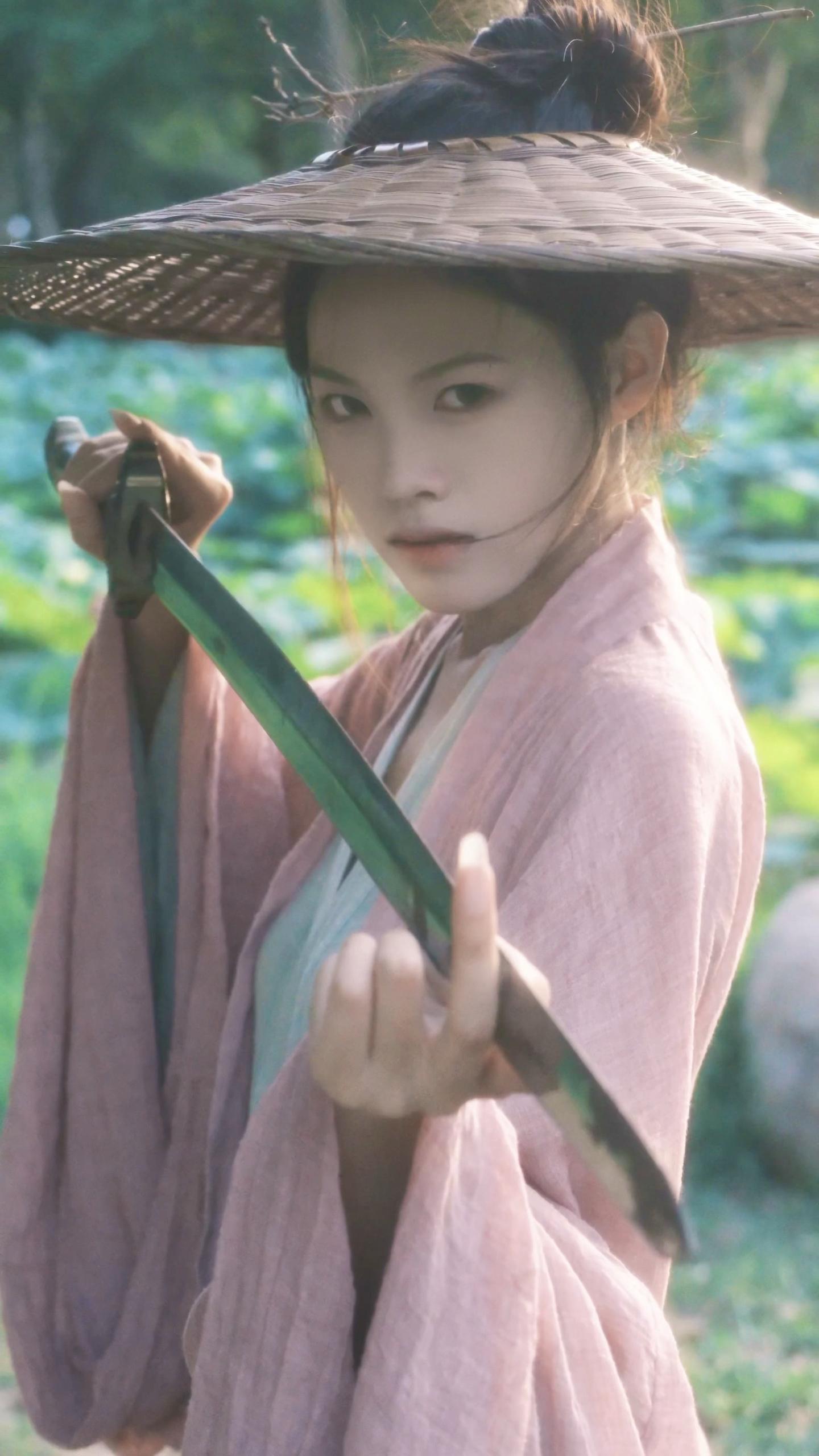 女子一身傲骨 又何惧天高。