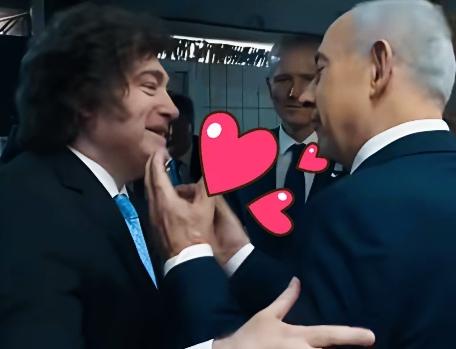 米莱见了内坦尼亚胡这么激动吗？
米莱这是情绪失控呢？还是真情流露啊？
米莱站在墙