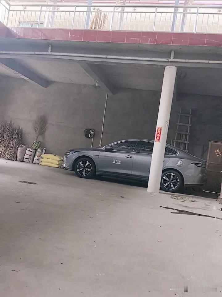 带你们看看我的豪车。比亚迪在国内算不上豪车，但在国外比亚迪可是妥妥的豪车。在欧洲