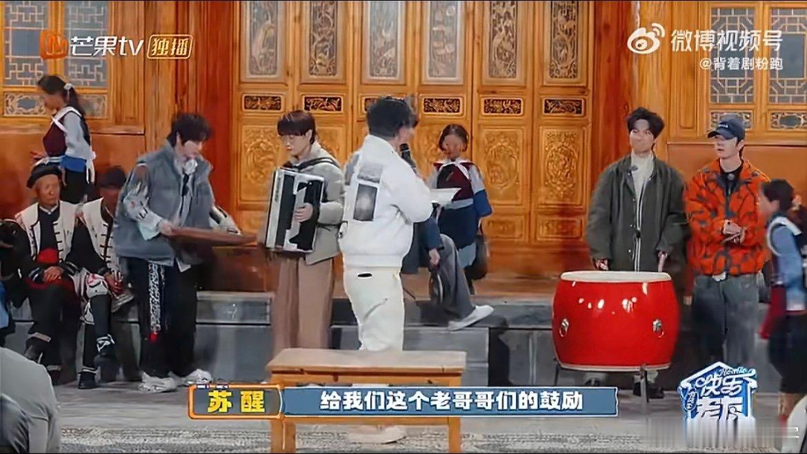 苏醒双语主持的权威我后知后觉 醒猫猫双语主持杀疯了！热闹舞台配沉稳中英报幕，民俗