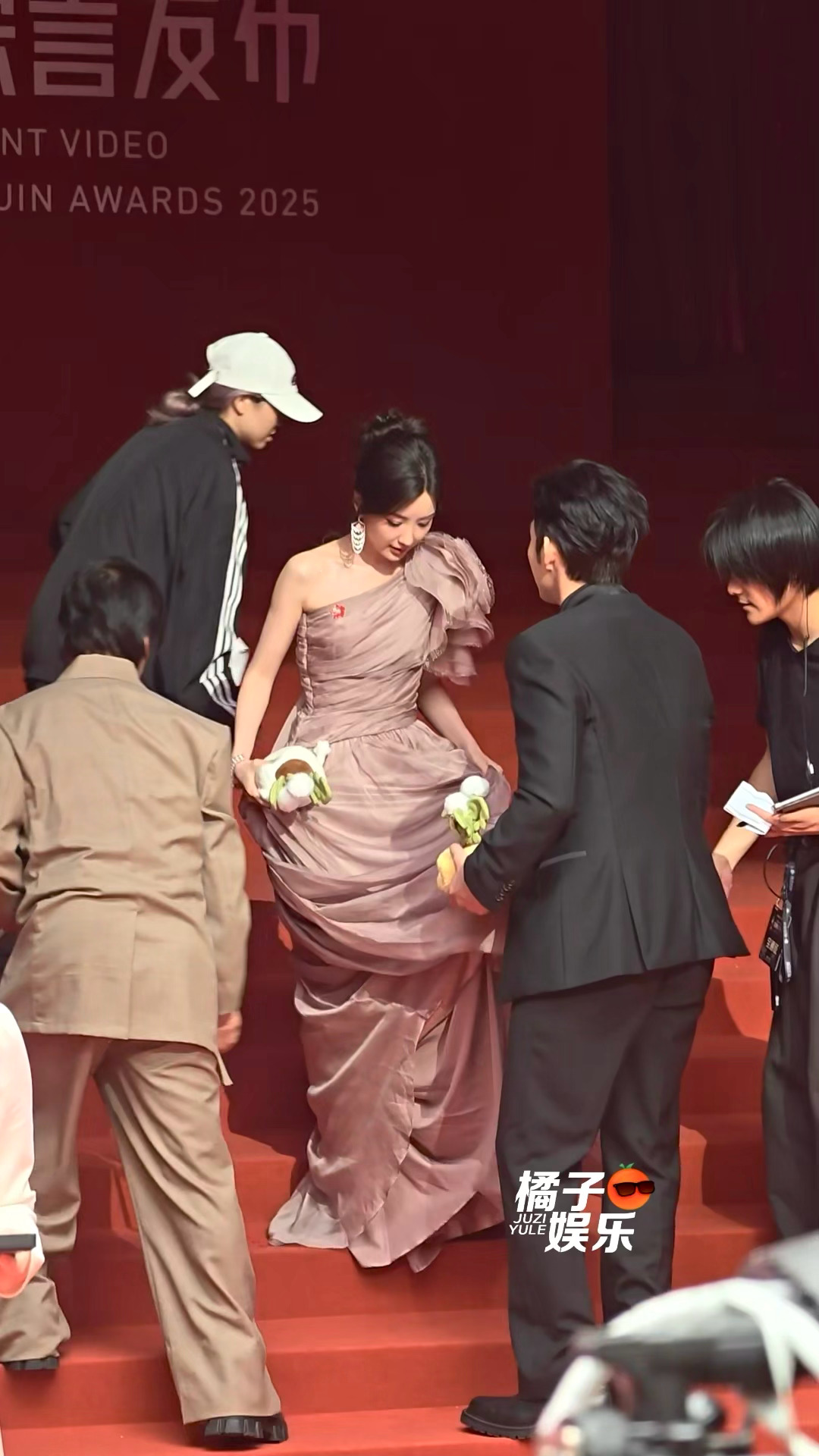 张彬彬帮毛晓彤提裙子🥰🥰我们《余生有涯》！张彬彬帮毛晓彤提裙子 金鹅荣誉红毯