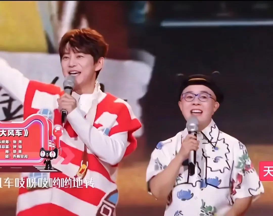 何炅金龟子同台：童年很暖，长大很累
印象里永远年轻的何炅和金龟子，突然在台上问：