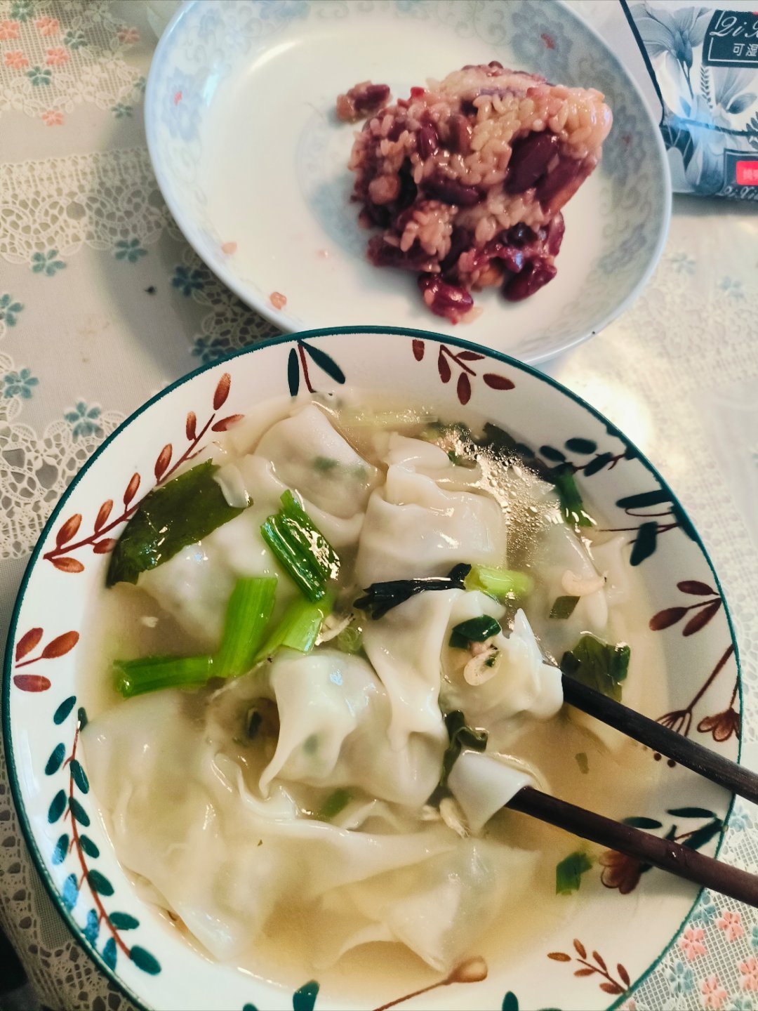 终于是吃上了我心心念念的粽子！老妈包的粽子豆真多，还是我喜欢的味道，再加上自己包