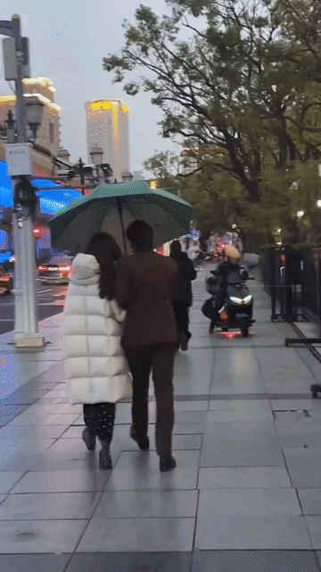 施伯雄娶到吴千语如获至宝！打伞时会很自然的把雨伞偏向吴千语，转过身来，才发现施伯