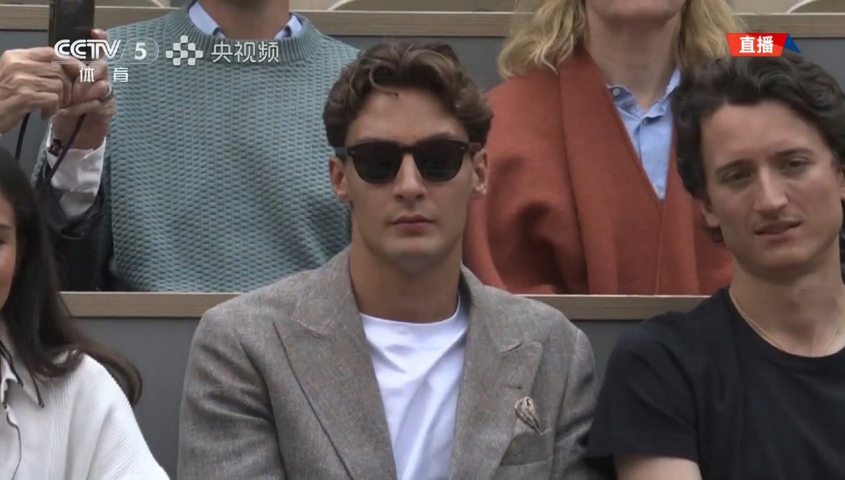 最近拉塞尔曝光度好高，经常刷到他的各种活动照、街拍、偶遇，刚刚他又夺得F1中国站