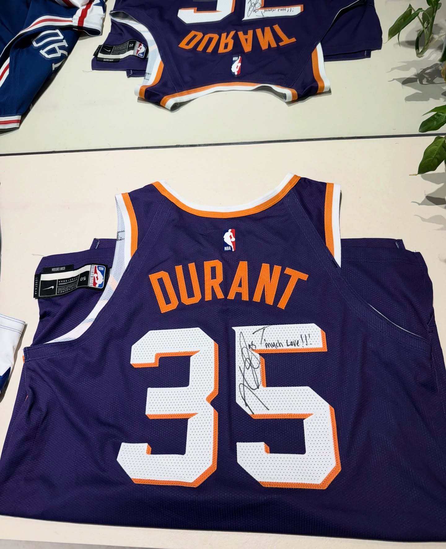 希罗更新ins，晒出了一件凯文·杜兰特签名的球衣 🔥上面写着“满满的爱”