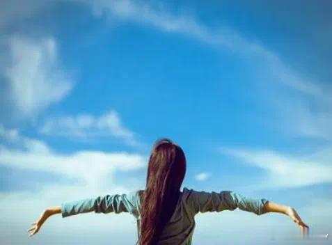 蜂喻人间，从众与守心·默斋主人原创散文你看蜂群。每一只工蜂终日奔忙，采花酿蜜，筑