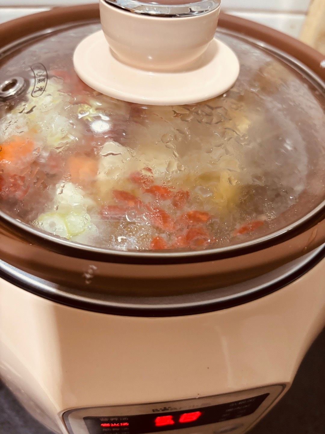 牛肉、排骨、胡萝卜、山药、白芷、胡椒、枸杞、花椒、大料、葱姜……下雪天，为家人做