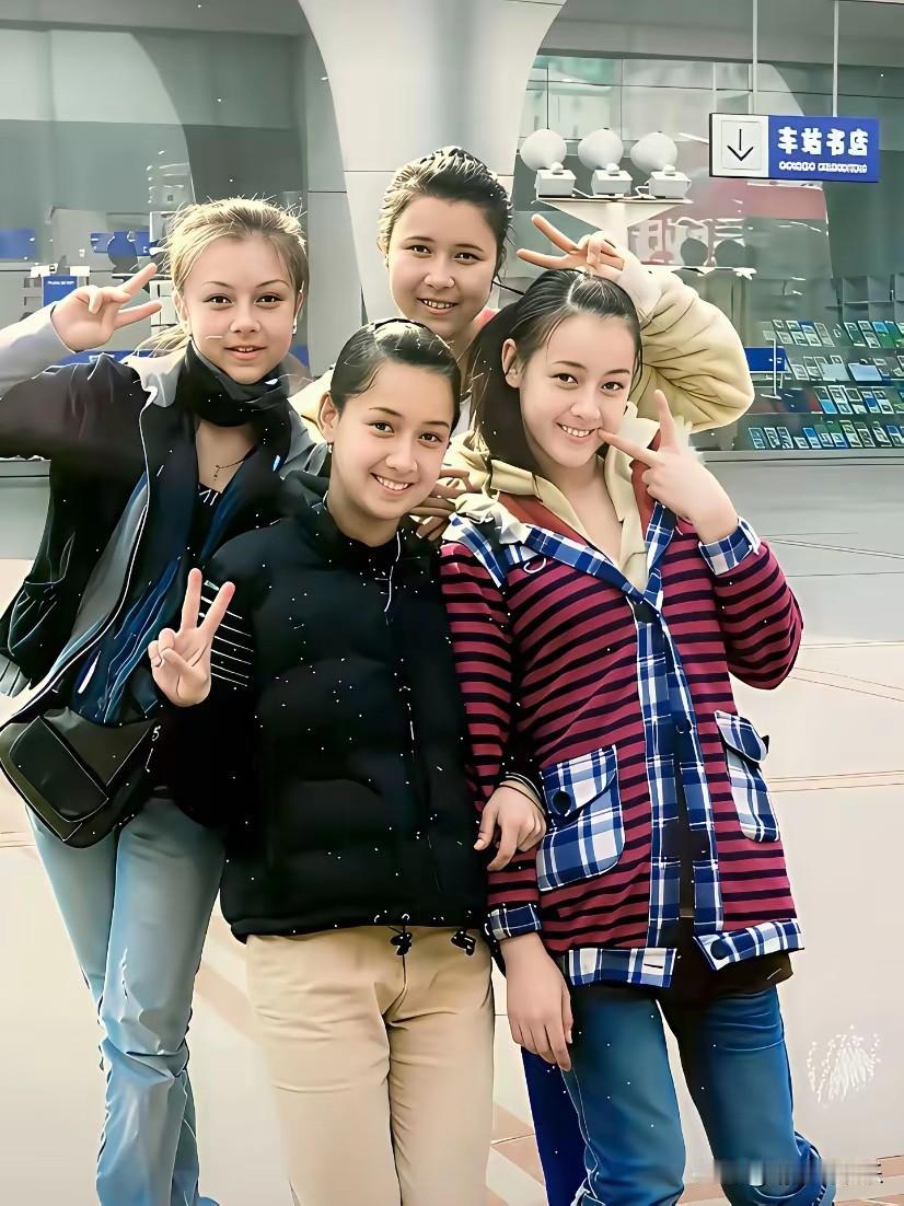 从难得的老照片看来，
迪丽热巴从小就是美人胚子，
即使是在长相都十分精致的维族女