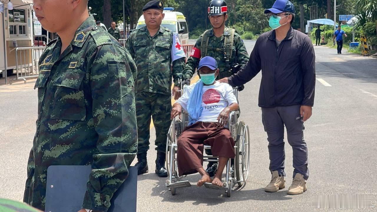 泰国昨天将2名负伤的被俘柬埔寨士兵交还柬埔寨。其余18名主动投奔泰方的柬埔寨士兵