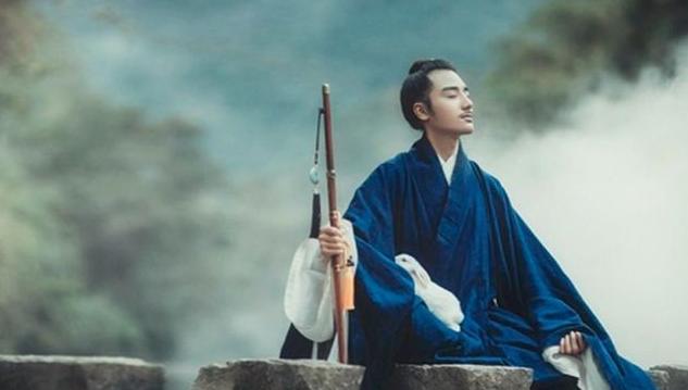 道家讲，
你眼下的收入，根本不重要。
真正决定你人生走向的，是你的磁场、生命力与