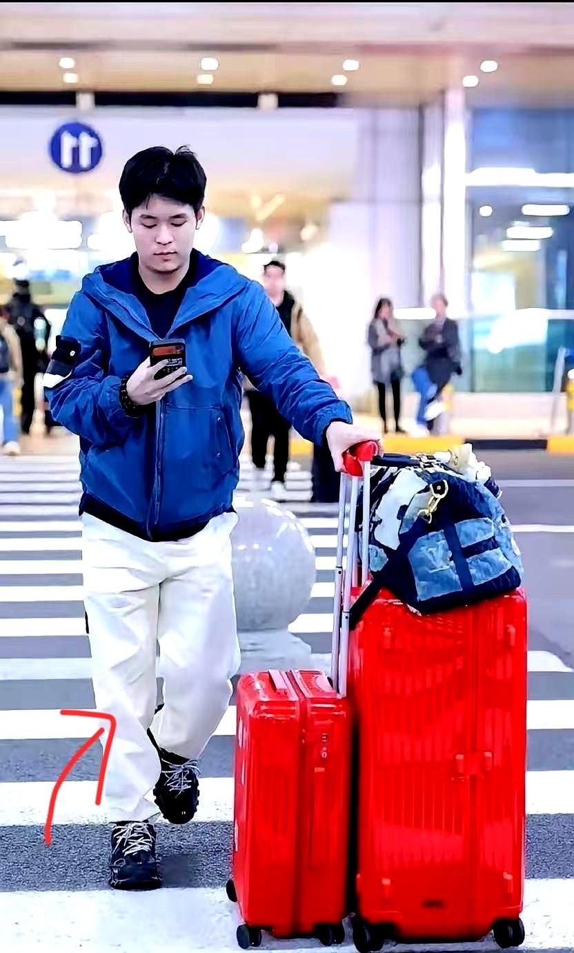 林诗栋回到北京了。

刚结束全运会，他先回海南兑现十年之约，接着就跟着体能教练飞