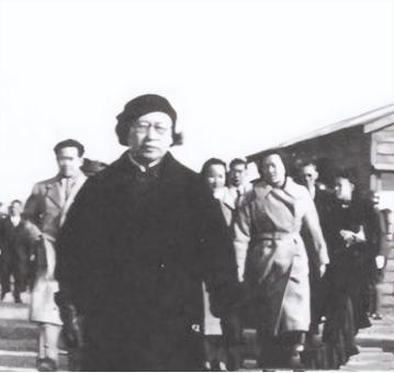 [浮云]1941年，头号女汉奸陈璧君在饭店用餐。结果吃得肚子装不下了，要小解。她