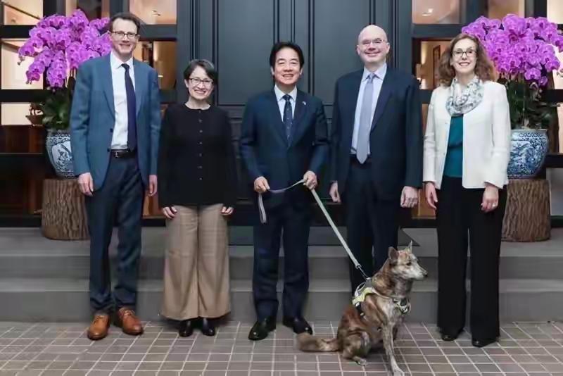 发现没有？
赖清德和蔡英文都喜欢和狗合影。难道是同类？

近日，美国在台协会负责