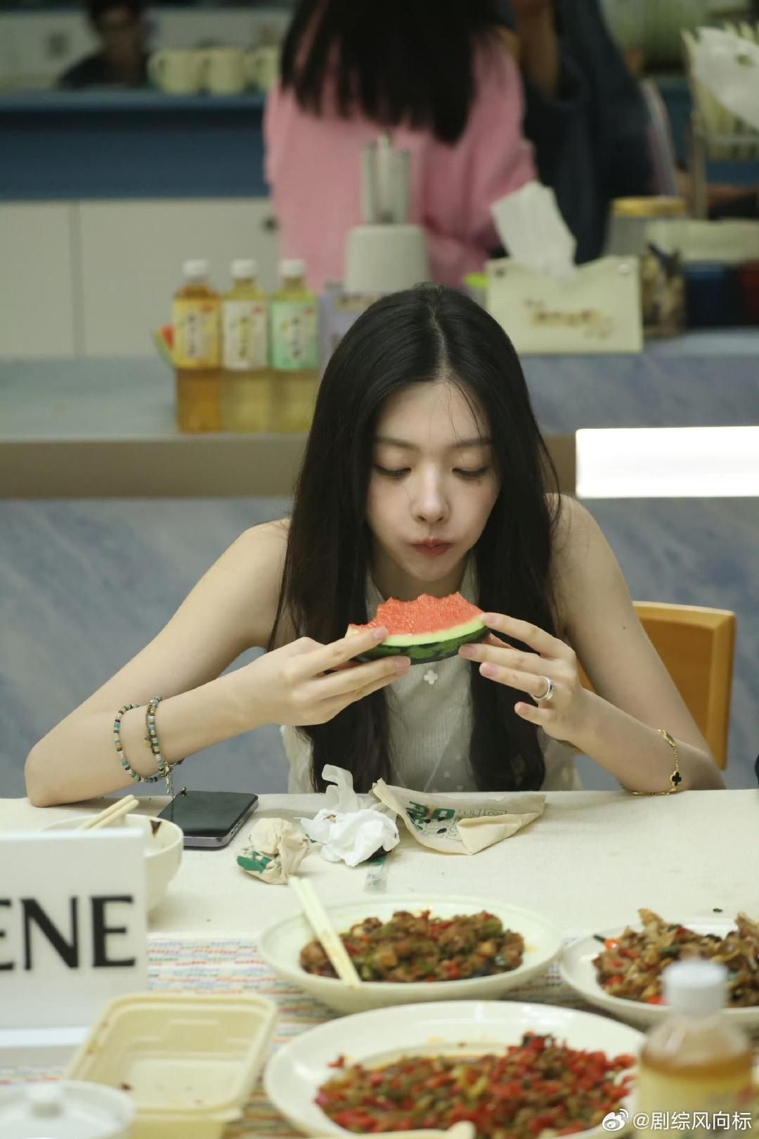 柳柳周佑凌装不熟柳柳周佑凌直播互动柳柳周佑凌直播互动，手里的雪糕都是柳柳衣服的粉